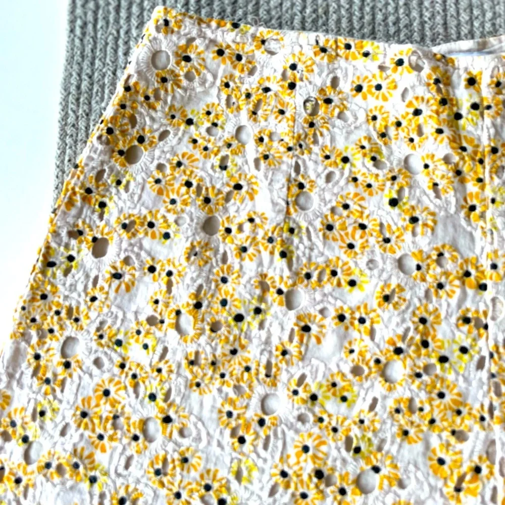 Urban Outfitters Balboa High Rise Yellow White Daisy Eyelet Shorts Size Small